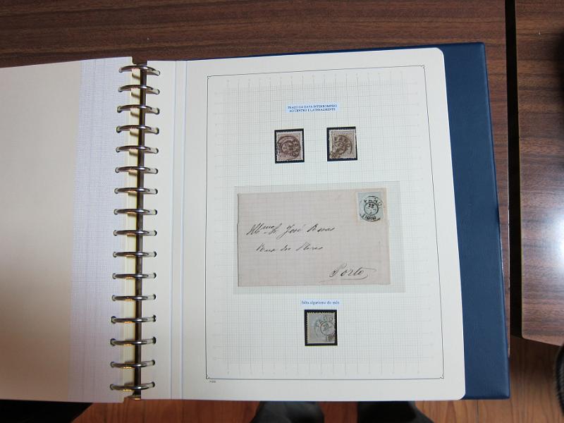 0019 (108).JPG -     Lote:    19      Marcofilia      Lotes Especiais       Descrição:         Portugal. Colecção especializada de carimbos de duplo círculo, tipo 1852, montada em 4 álbuns Lindner, com selos de diversas emissões e cartas, com estudo minucioso de cada marca. Lote a ver.         Lote       Valor Base:     &euro; 2.500,00     Valor Venda:     Retirado     